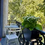 Appartement , Rénové Dans Immeuble Classé.