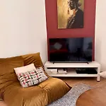 , Rénové Dans Immeuble Classé. Nîmes