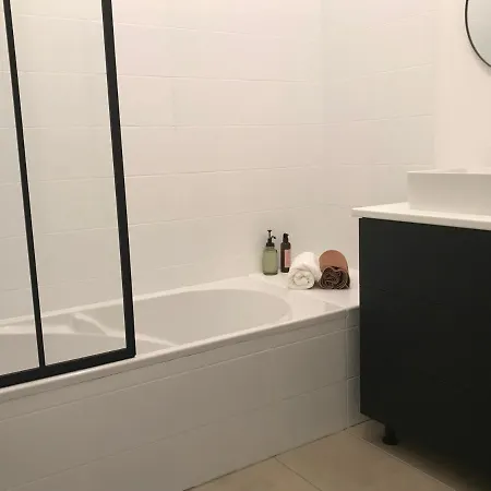 , Renove Dans Immeuble Classe. Nîmes