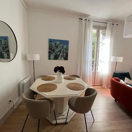 , Renove Dans Immeuble Classe. Apartment Nimes