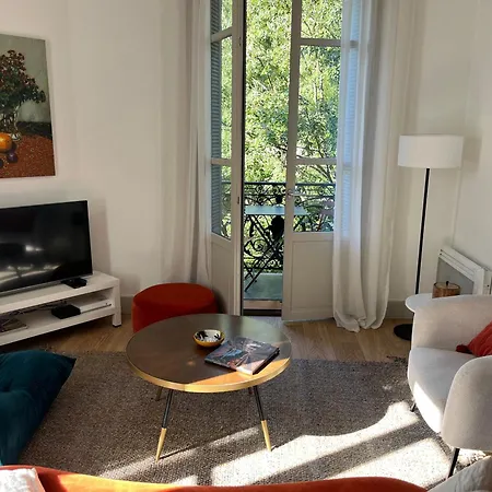 Apartment , Renove Dans Immeuble Classe.