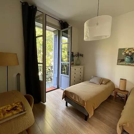 Daire , Renove Dans Immeuble Classe. Nîmes