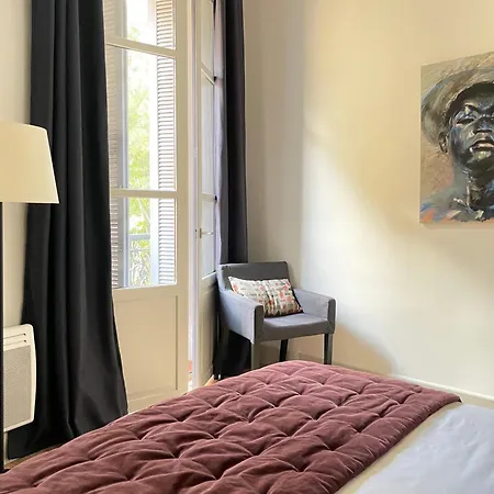 Apartment , Renove Dans Immeuble Classe.