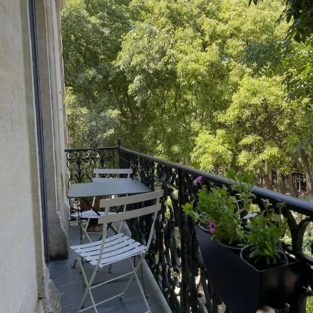 Appartement , Rénové Dans Immeuble Classé.