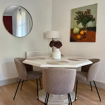 Appartement , Rénové Dans Immeuble Classé.