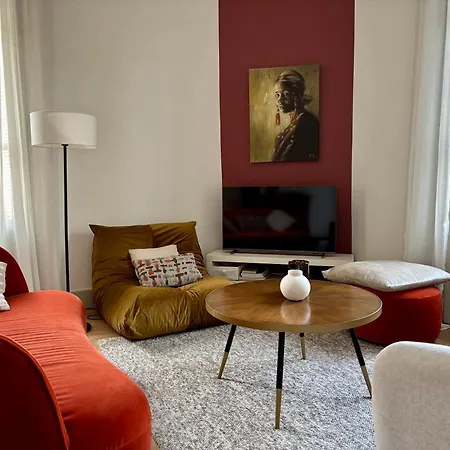 Daire , Renove Dans Immeuble Classe. Nîmes
