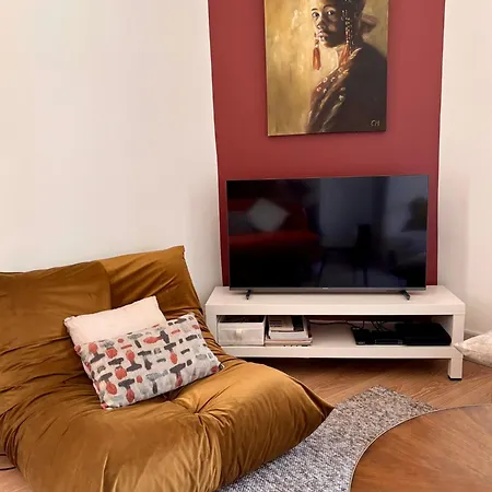 , Rénové Dans Immeuble Classé. Nîmes