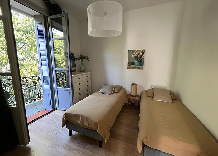 Apartment , Renove Dans Immeuble Classe. Nimes