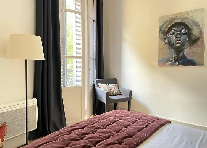 Apartment , Renove Dans Immeuble Classe.