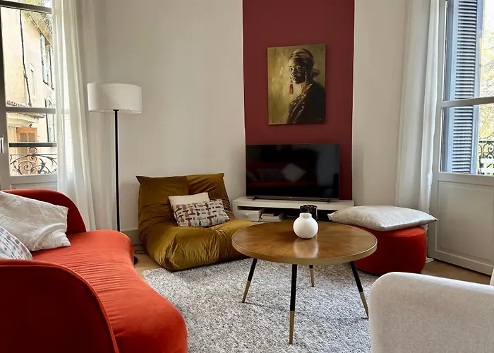 Daire , Renove Dans Immeuble Classe. Nîmes