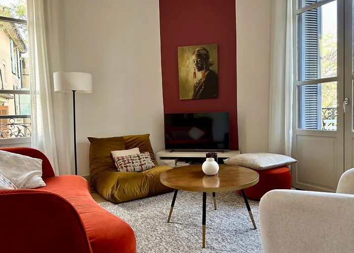 , Renove Dans Immeuble Classe. Nîmes